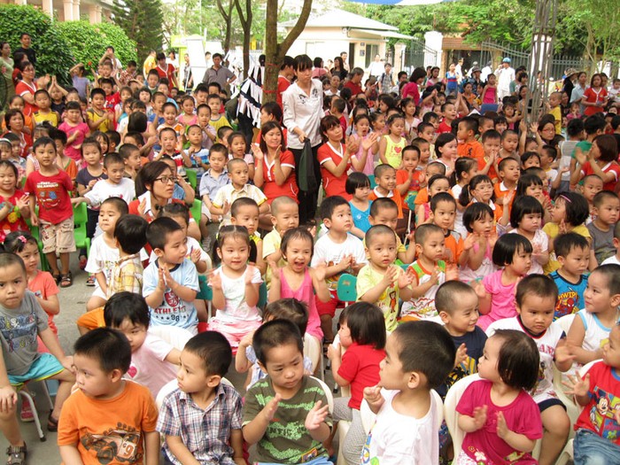 Chiều 17/4, trường Mầm non Lý Thái Tổ 2 cùng Báo Giáo dục Việt Nam phối hợp làm lễ phát động chương trình ủng hộ “Bữa cơm có thịt” hướng tới HS nghèo miền núi.